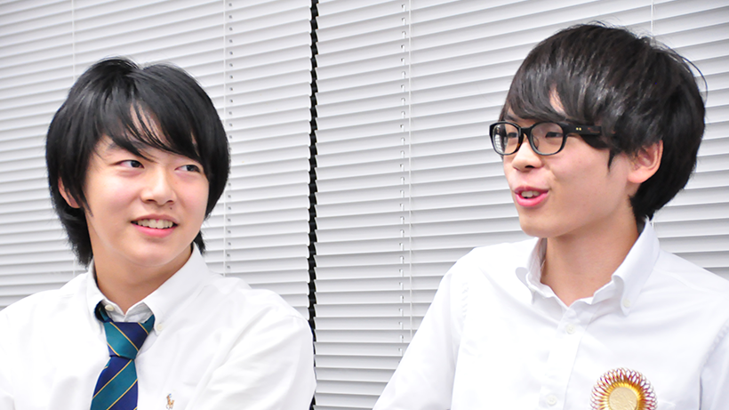 大内海斗君（左）と開発リーダーの湯浅弘基君（右）